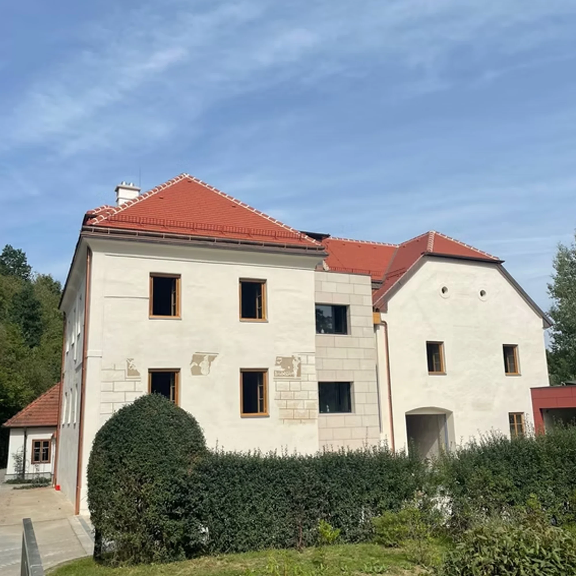 Fassadensockel und Mauerabdeckungen